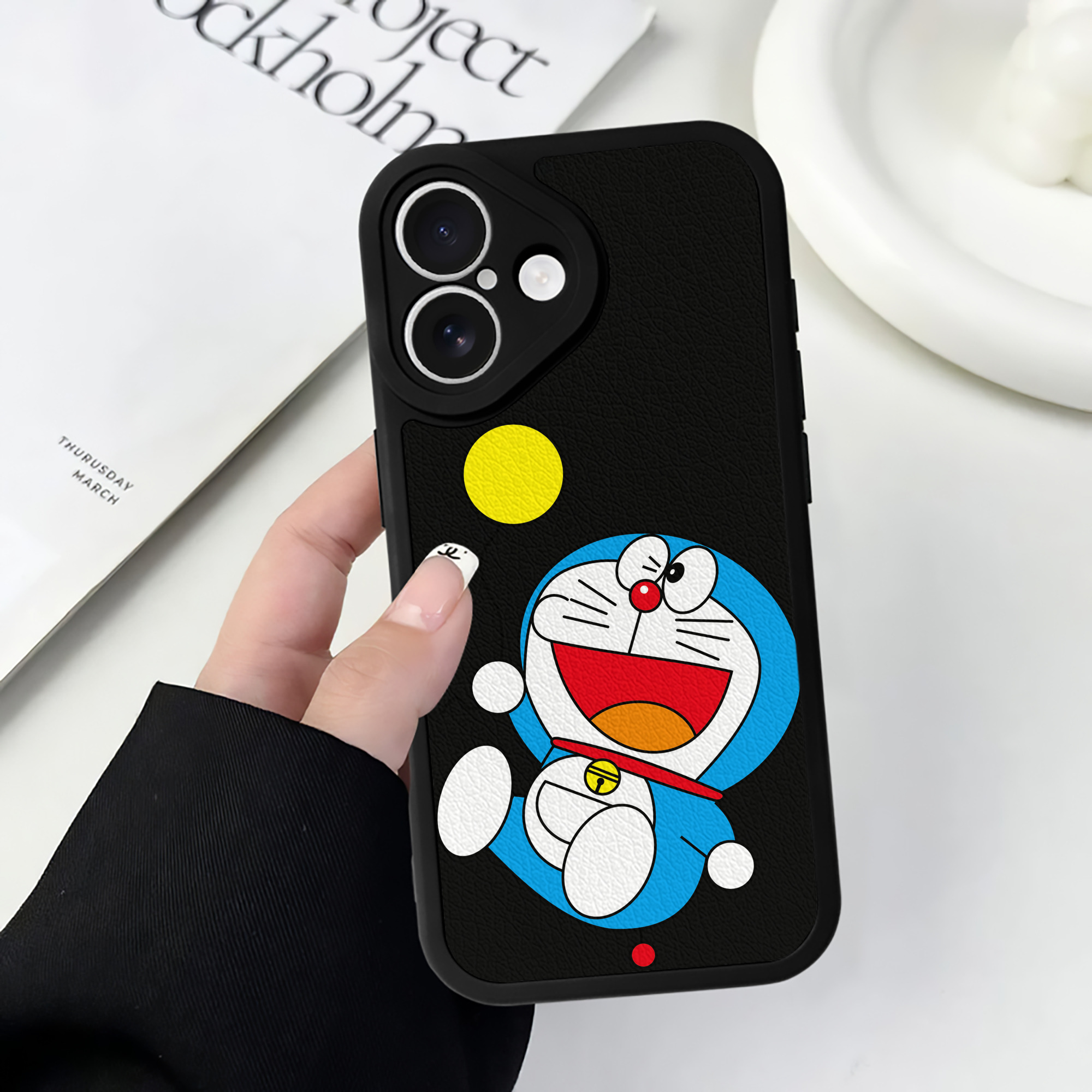 （画像用） ドラえもん Doraemon 【iPhone 16シリーズ対応】シリコンスマホケース（レザー調） 材質：シリコン